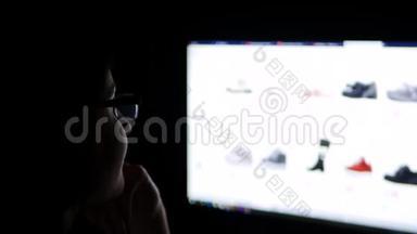 晚上，一个戴着眼镜的黑发女人在家里用电脑浏览互联网网站，在家里上网买鞋子